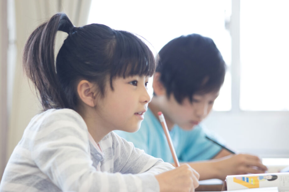 勉強する小学生
