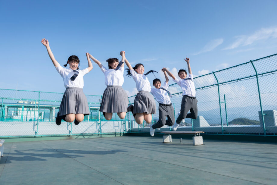 ジャンプする学生たち