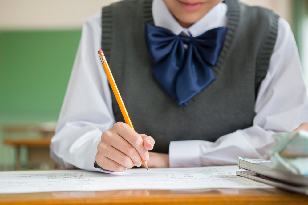 テストを受ける学生