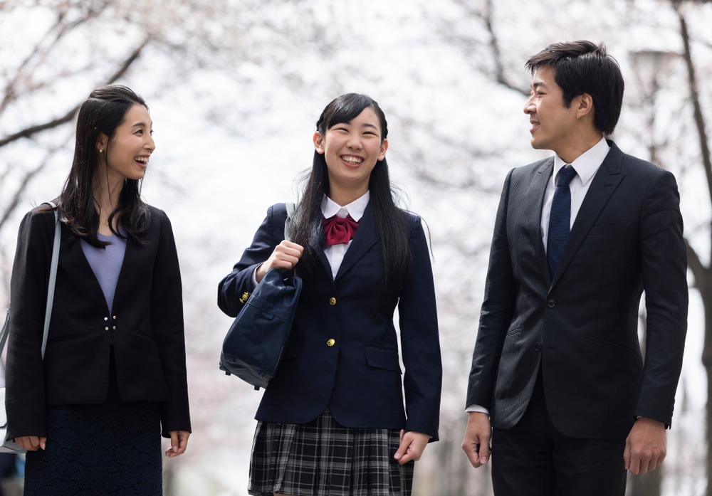 笑顔の両親と女子生徒