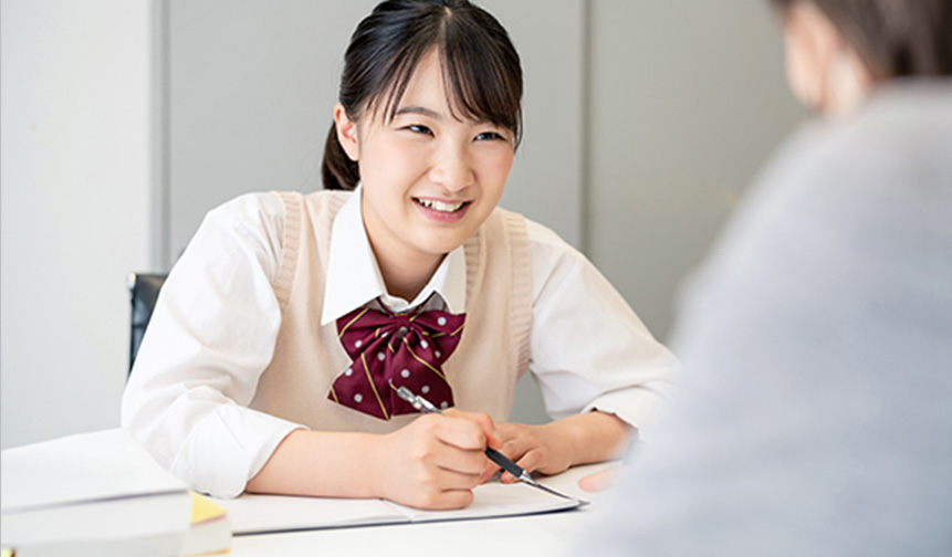 塾で勉強する女子中学生