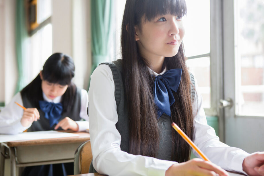 授業を聞く女子中学生