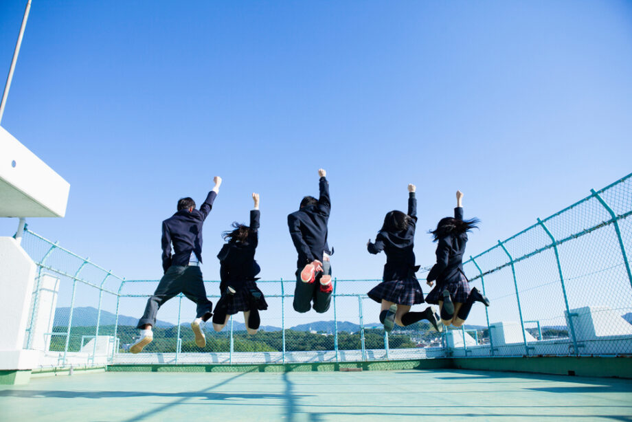 ジャンプする学生