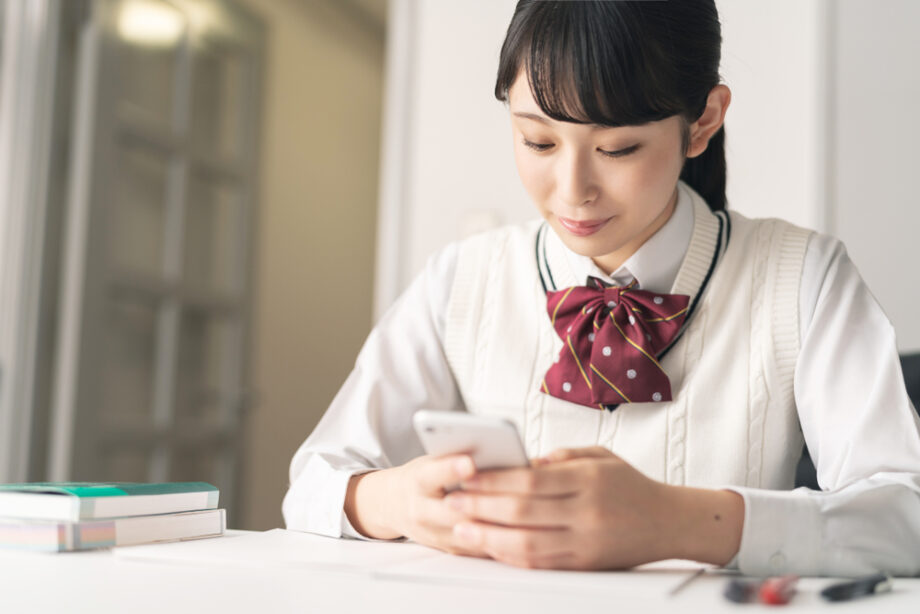 スマホを見る女子生徒