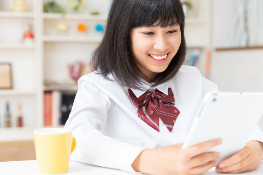 タブレットを見る女子生徒