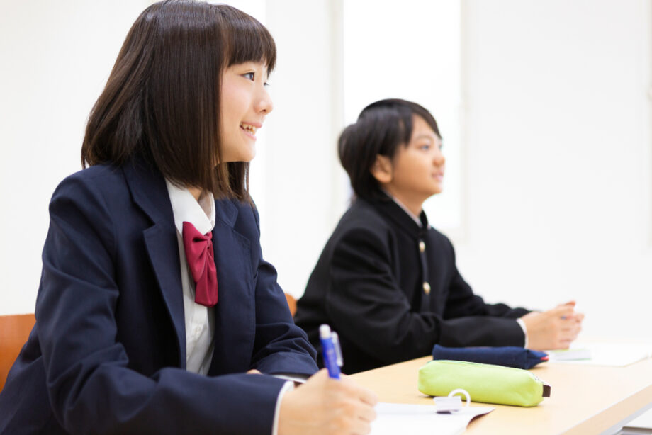 勉強する女子生徒と男子生徒