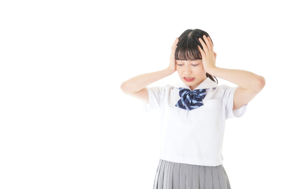 頭を抱える女子生徒