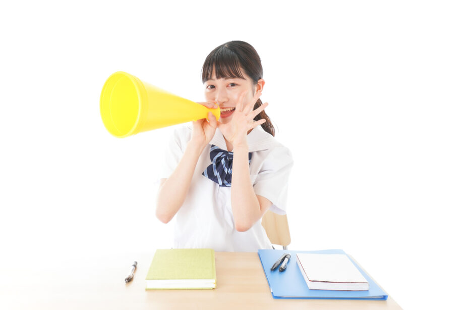 メガホンを持つ女子生徒