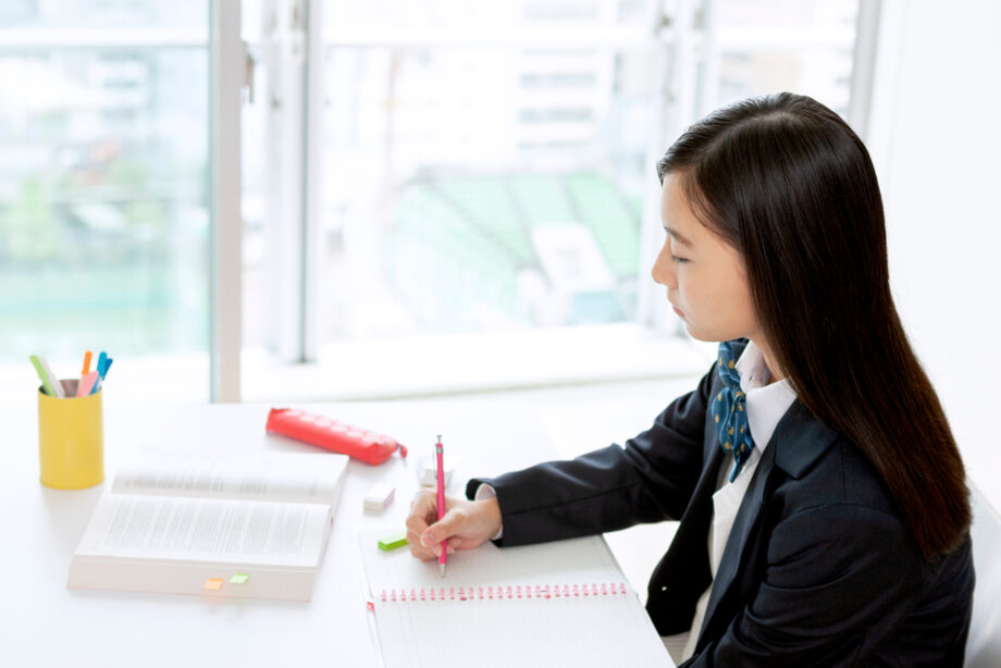 勉強する女子学生