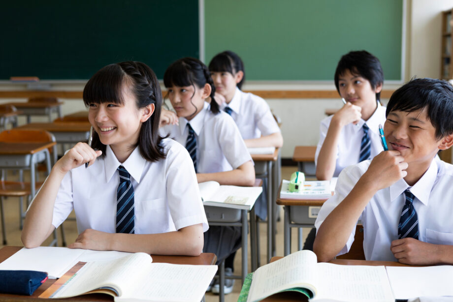 教室で授業を受ける生徒