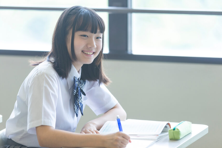 勉強する女子生徒