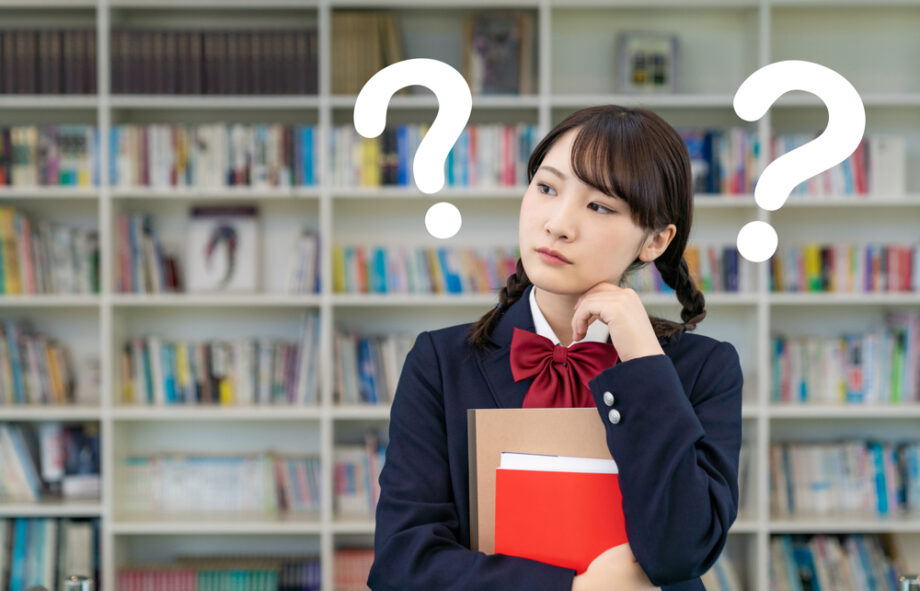 考える女子学生