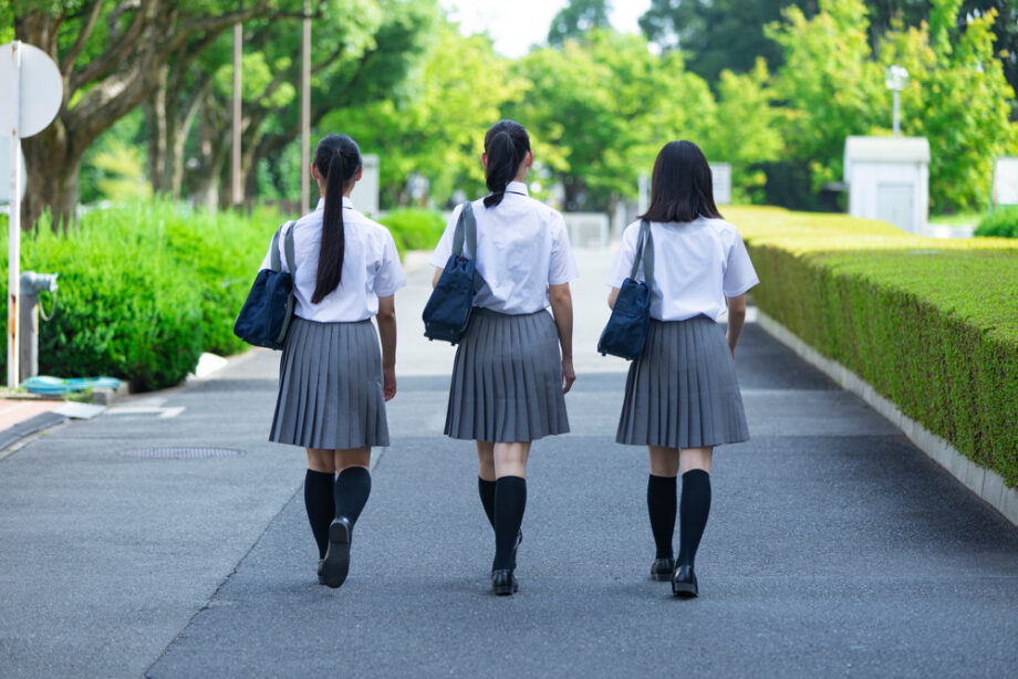 女子生徒の後ろ姿