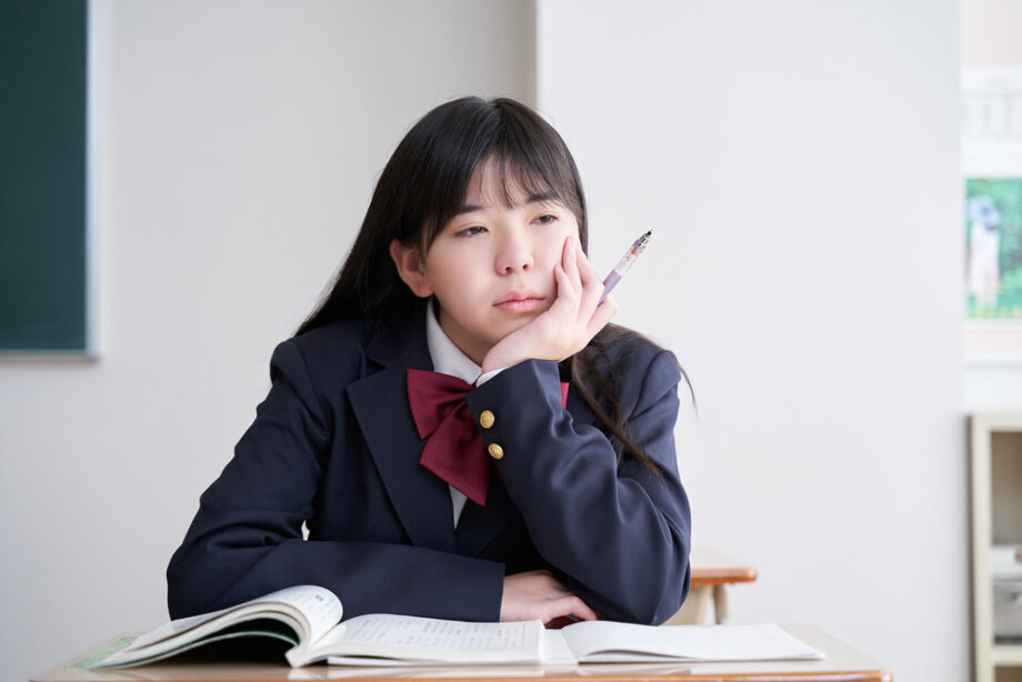 頬杖をつく女子学生
