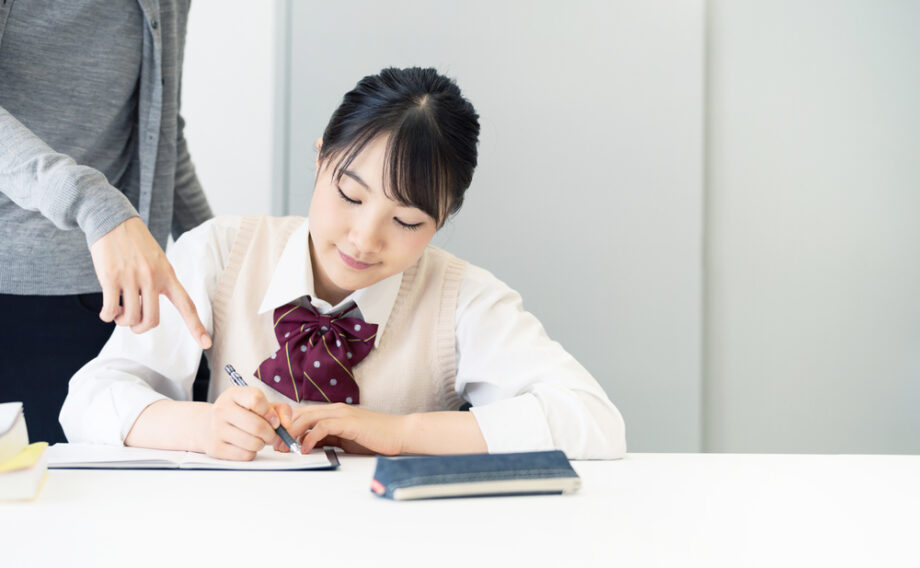 勉強する女子学生