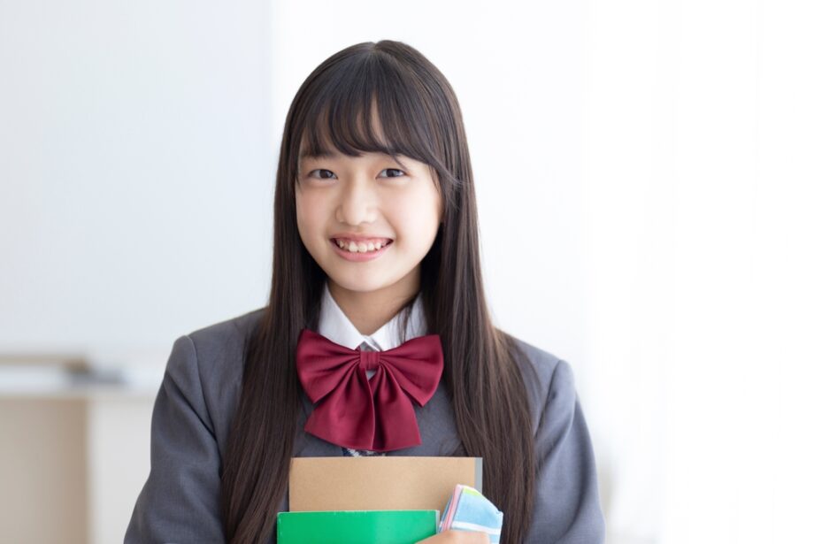 テキストを持つ女の子