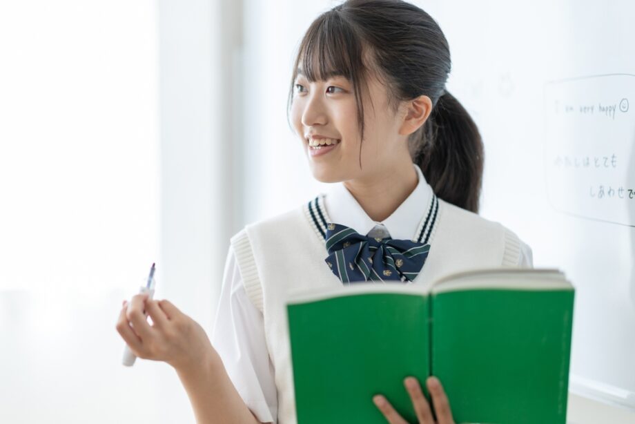 テキストを持った生徒