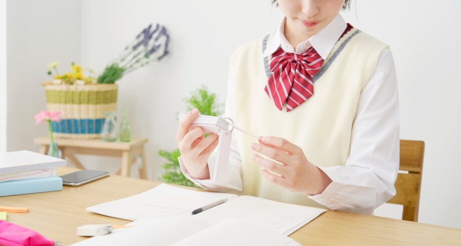 勉強する女子学生