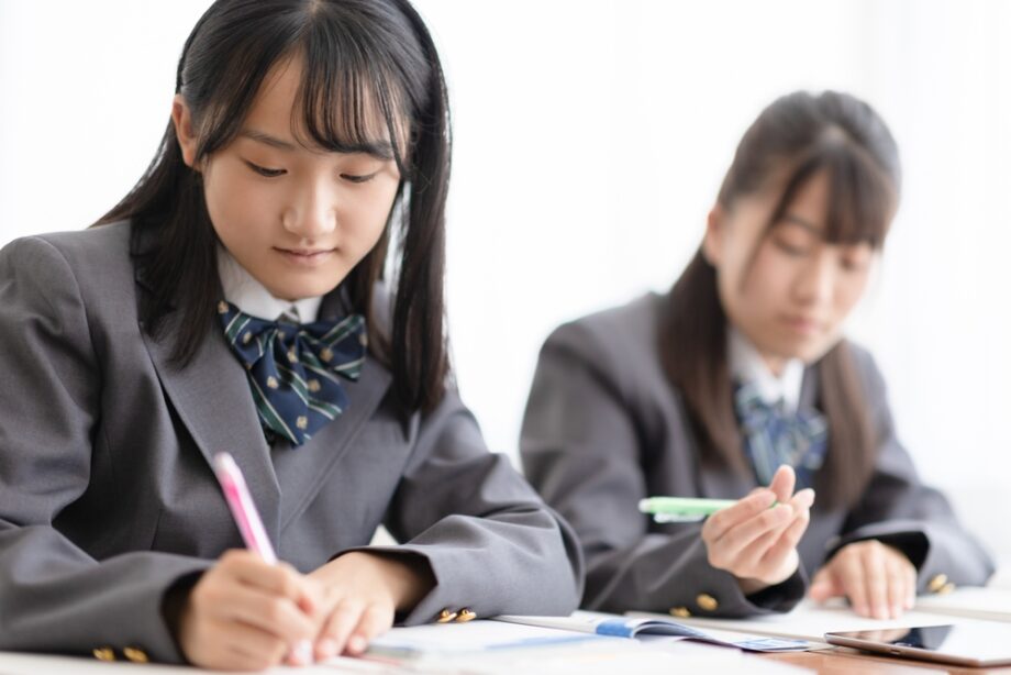 勉強をする生徒たち