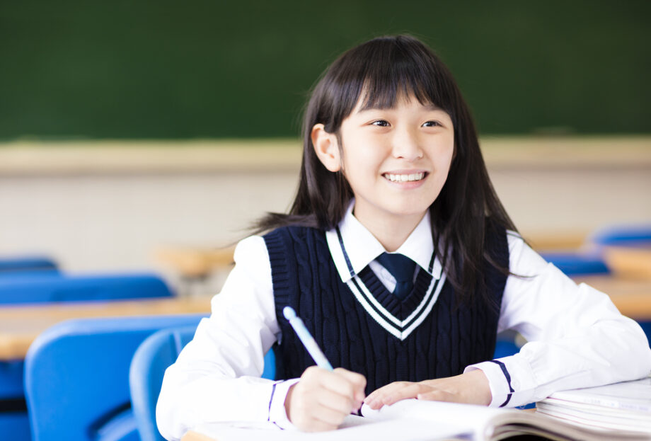 勉強している女子生徒