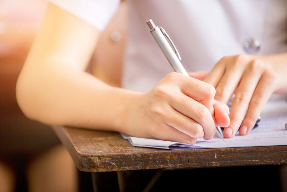 テストを受ける学生