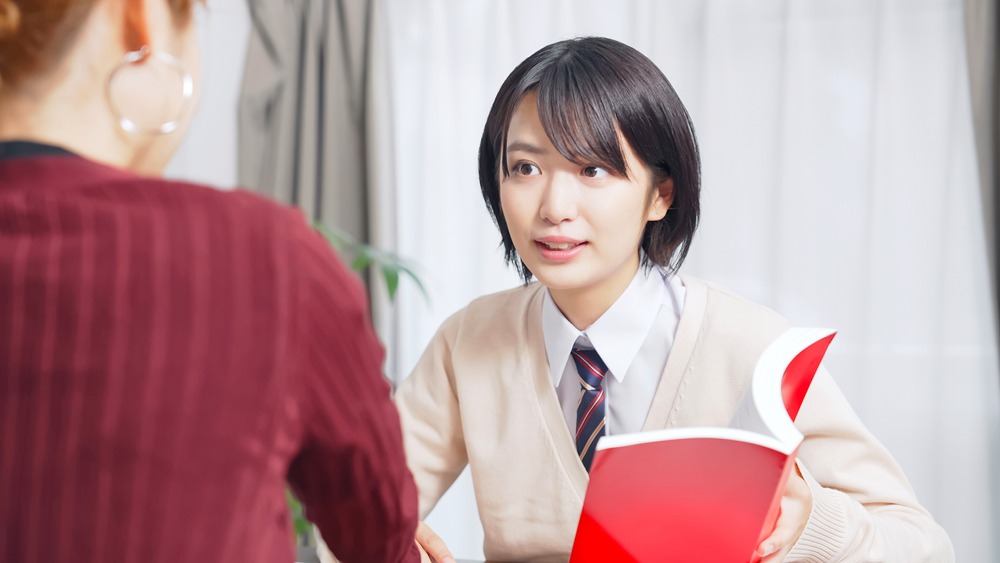 問題集を広げる女子生徒
