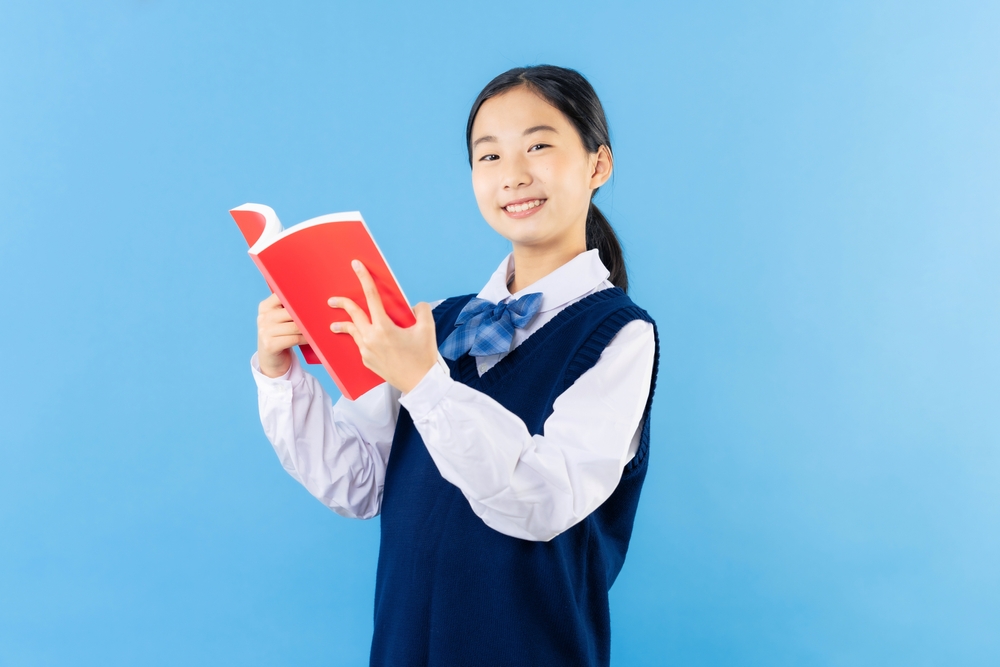 本を持つ女子生徒