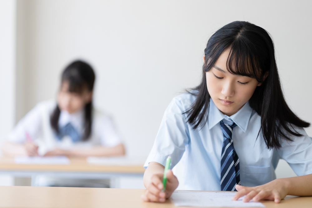 勉強する女子生徒2人