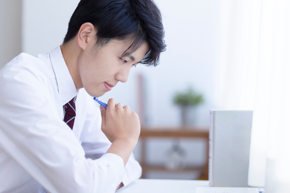 勉強する男子生徒