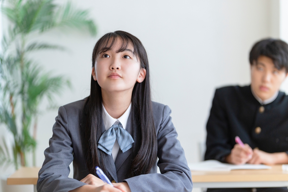 授業を受ける生徒2人