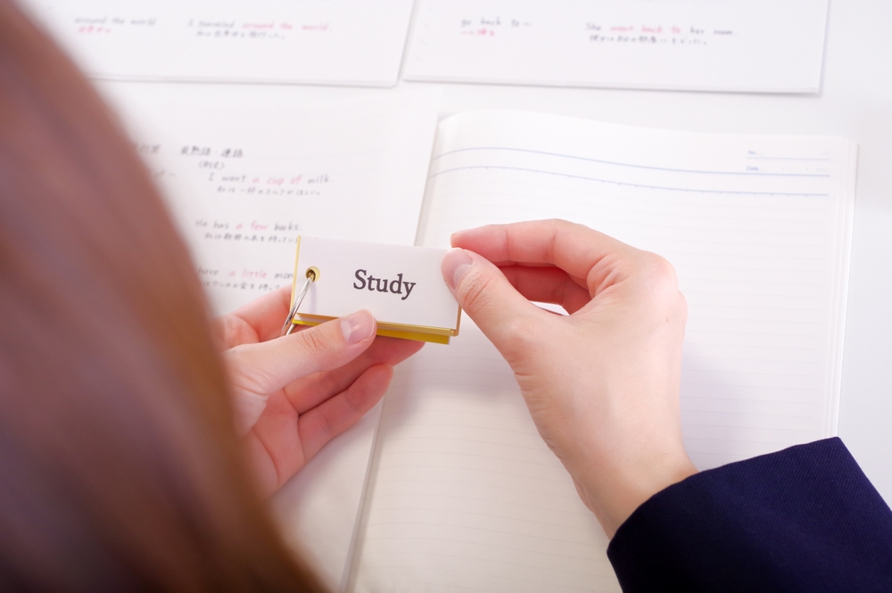 単語帳をめくる手元