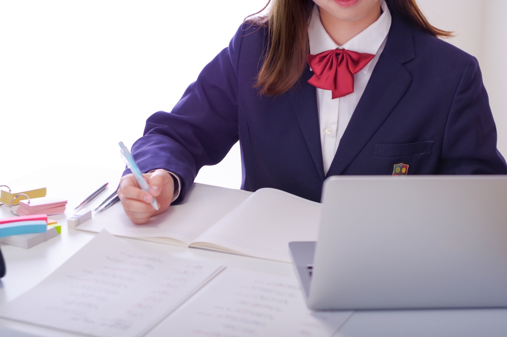 勉強する女子生徒