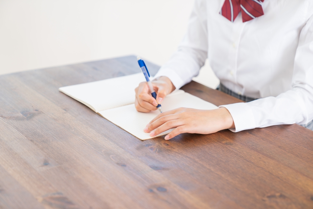 勉強する生徒の手元