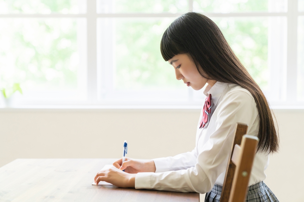 勉強する女子生徒