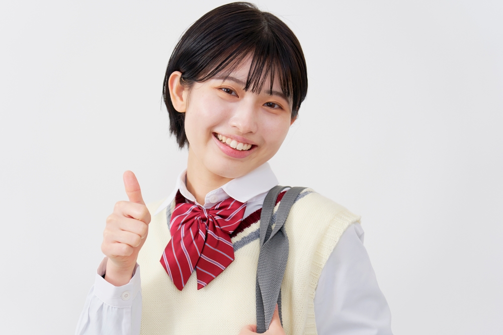 グッドサインをする女子生徒