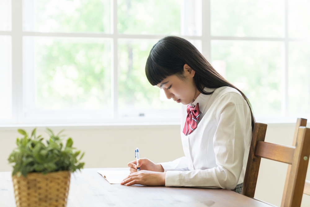 勉強する女子生徒